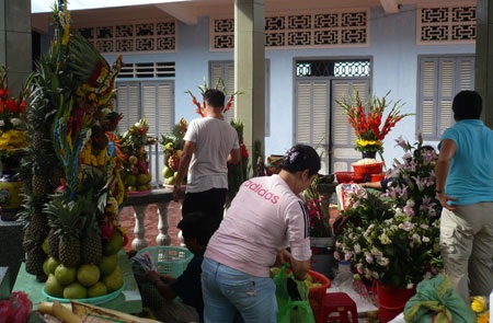 Hàng ngàn người đổ về vía Bà Chúa Xứ  - 4