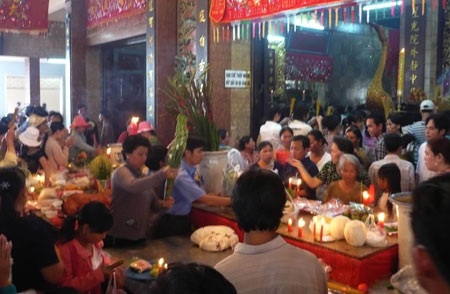 Hàng ngàn người đổ về vía Bà Chúa Xứ  - 5