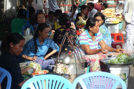 Hàng ngàn người đổ về vía Bà Chúa Xứ  - 8