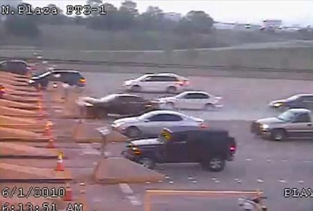Kinh hoàng với màn “bay” ô tô của tài xế say xỉn - 2 Kinh hoàng với màn “bay” ô tô của tài xế say xỉn - 2