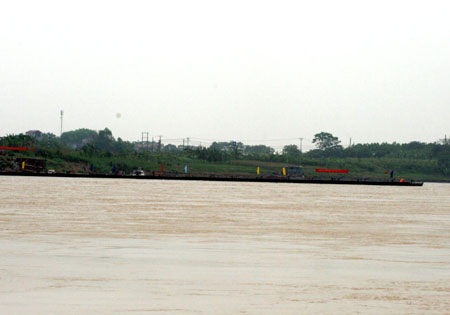 Hối hả chuẩn bị thông cầu phao qua sông Đuống - 2