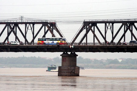 Hối hả chuẩn bị thông cầu phao qua sông Đuống - 1