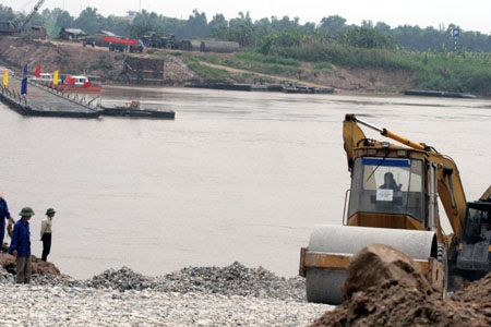 Hối hả chuẩn bị thông cầu phao qua sông Đuống - 6