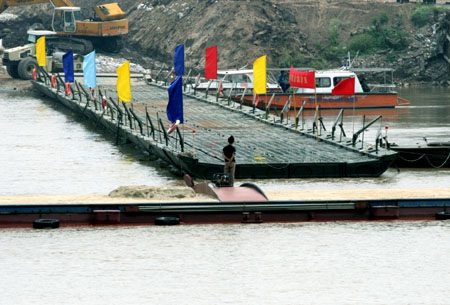 Hối hả chuẩn bị thông cầu phao qua sông Đuống - 5