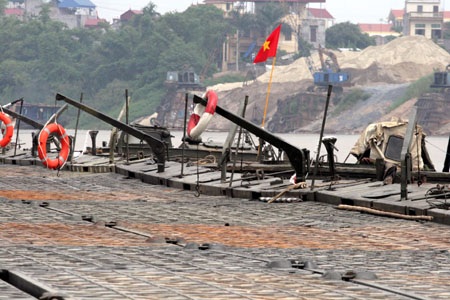 Hối hả chuẩn bị thông cầu phao qua sông Đuống - 4