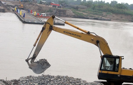 Hối hả chuẩn bị thông cầu phao qua sông Đuống - 7