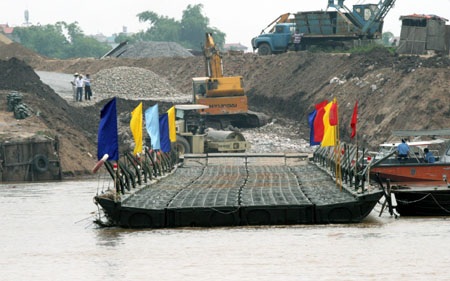 Hối hả chuẩn bị thông cầu phao qua sông Đuống - 3