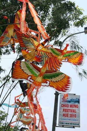 Cầu Trường Tiền “nên thơ” với hơn 1.000 cánh diều - 2