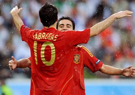 Tranh thủ chung ĐT, Xavi hối thúc Fabregas về Barca - 1