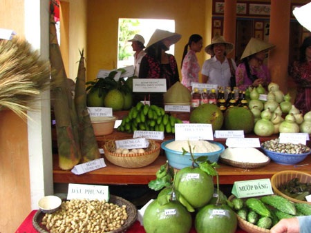 Ngắm sen giấy, đi chợ quê ở Festival Huế 2010 - 6
