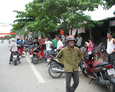 Náo loạn quanh hiện trường người đàn ông bị thiêu cháy - 4