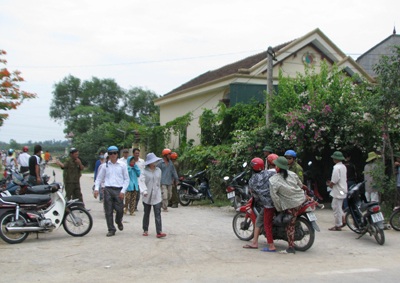 Náo loạn quanh hiện trường người đàn ông bị thiêu cháy - 3