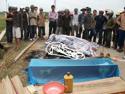 Náo loạn quanh hiện trường người đàn ông bị thiêu cháy - 2