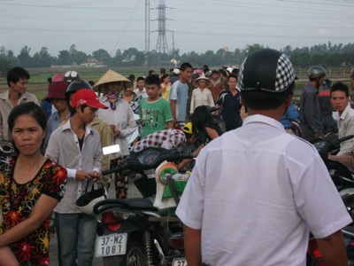 Náo loạn quanh hiện trường người đàn ông bị thiêu cháy - 1