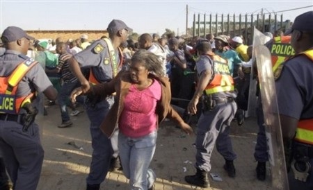 CĐV giẫm đạp kinh hoàng trước trận giao hữu của Nigeria - 5 CĐV giẫm đạp kinh hoàng trước trận giao hữu của Nigeria - 5