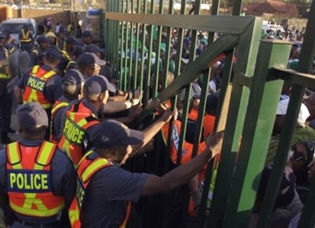 CĐV giẫm đạp kinh hoàng trước trận giao hữu của Nigeria - 2 CĐV giẫm đạp kinh hoàng trước trận giao hữu của Nigeria - 2