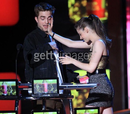 Robert Pattinson - Kristen Stewart diễn cảnh “tình tứ” tại MTV Movie Awards - 9 Robert Pattinson - Kristen Stewart diễn cảnh “tình tứ” tại MTV Movie Awards - 9