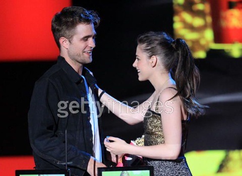 Robert Pattinson - Kristen Stewart diễn cảnh “tình tứ” tại MTV Movie Awards - 5 Robert Pattinson - Kristen Stewart diễn cảnh “tình tứ” tại MTV Movie Awards - 5