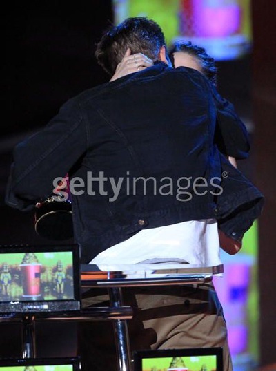 Robert Pattinson - Kristen Stewart diễn cảnh “tình tứ” tại MTV Movie Awards - 8 Robert Pattinson - Kristen Stewart diễn cảnh “tình tứ” tại MTV Movie Awards - 8