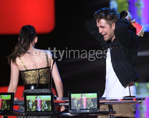 Robert Pattinson - Kristen Stewart diễn cảnh “tình tứ” tại MTV Movie Awards - 10 Robert Pattinson - Kristen Stewart diễn cảnh “tình tứ” tại MTV Movie Awards - 10