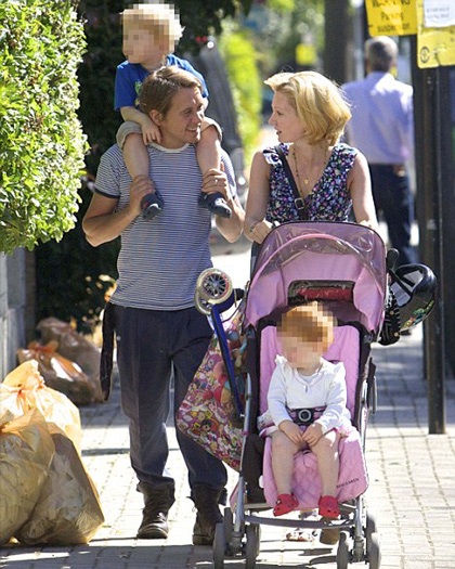 Sau sóng gió, thành viên Take That đoàn tụ với vợ - 1 Sau sóng gió, thành viên Take That đoàn tụ với vợ - 1