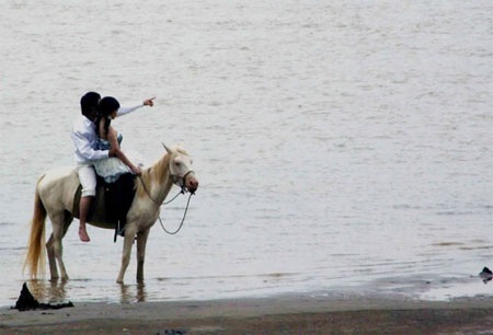 “Váy ngắn” học cưỡi ngựa ở bãi đá sông Hồng - 6 “Váy ngắn” học cưỡi ngựa ở bãi đá sông Hồng - 6