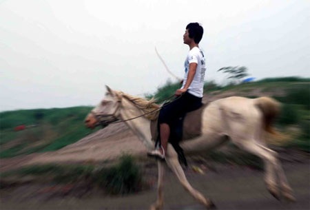 “Váy ngắn” học cưỡi ngựa ở bãi đá sông Hồng - 7 “Váy ngắn” học cưỡi ngựa ở bãi đá sông Hồng - 7