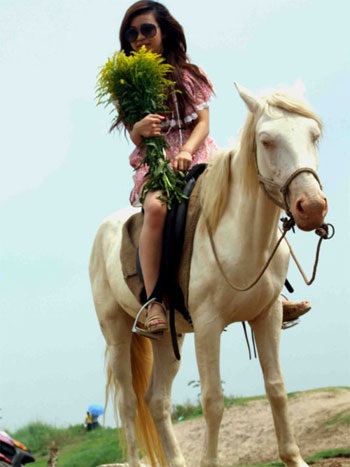 “Váy ngắn” học cưỡi ngựa ở bãi đá sông Hồng - 2 “Váy ngắn” học cưỡi ngựa ở bãi đá sông Hồng - 2