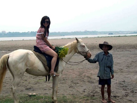 “Váy ngắn” học cưỡi ngựa ở bãi đá sông Hồng - 3 “Váy ngắn” học cưỡi ngựa ở bãi đá sông Hồng - 3