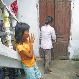 Ngôi nhà mẹ nhốt con điên - 1 Ngôi nhà mẹ nhốt con điên - 1