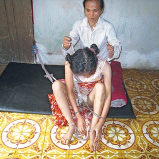 Ngôi nhà mẹ nhốt con điên - 2 Ngôi nhà mẹ nhốt con điên - 2