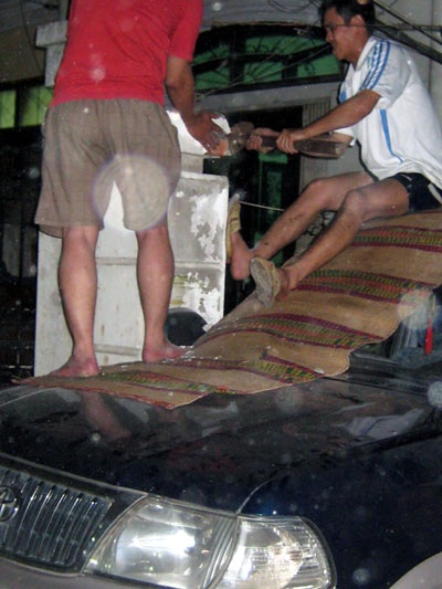 Ô tô húc tung cổng, “ăn vạ” trong sân - 2 Ô tô húc tung cổng, “ăn vạ” trong sân - 2