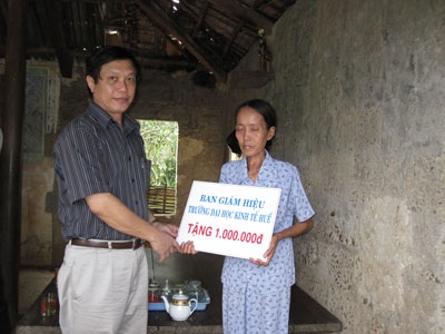 Thầy trò trường ĐH Kinh tế Huế giúp Kì vượt khó khăn - 1