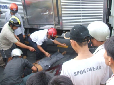 Nhặt mũ bảo hiểm, bị xe tải tông chết - 1