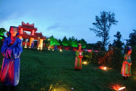 Xuôi thuyền khám phá “Huyền thoại sông Hương" - 8 Xuôi thuyền khám phá “Huyền thoại sông Hương" - 8