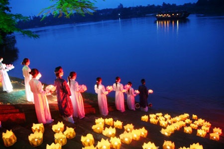 Xuôi thuyền khám phá “Huyền thoại sông Hương" - 9 Xuôi thuyền khám phá “Huyền thoại sông Hương" - 9