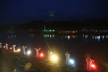 Xuôi thuyền khám phá “Huyền thoại sông Hương" - 11 Xuôi thuyền khám phá “Huyền thoại sông Hương" - 11