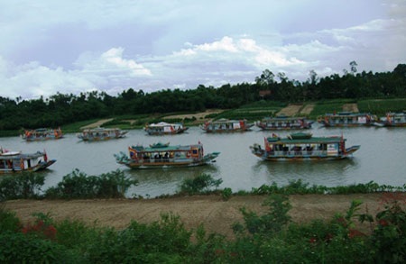 Xuôi thuyền khám phá “Huyền thoại sông Hương" - 3 Xuôi thuyền khám phá “Huyền thoại sông Hương" - 3