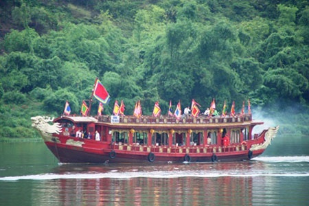 Xuôi thuyền khám phá “Huyền thoại sông Hương" - 4 Xuôi thuyền khám phá “Huyền thoại sông Hương" - 4