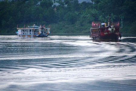 Xuôi thuyền khám phá “Huyền thoại sông Hương" - 6 Xuôi thuyền khám phá “Huyền thoại sông Hương" - 6