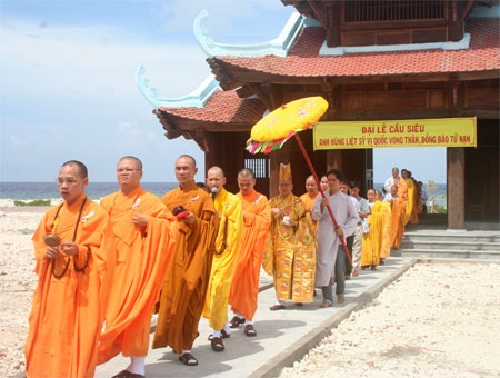 Thiêng liêng đại lễ cầu siêu trên quần đảo Trường Sa - 4 Thiêng liêng đại lễ cầu siêu trên quần đảo Trường Sa - 4