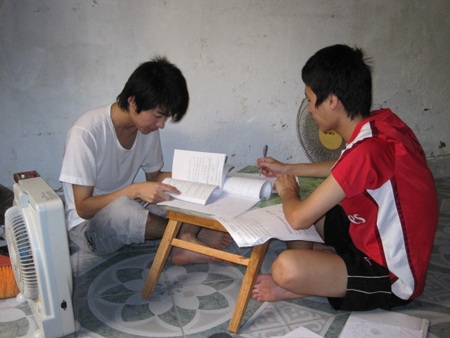 Ngột ngạt nhà trọ sinh viên mùa nắng nóng - 2 Ngột ngạt nhà trọ sinh viên mùa nắng nóng - 2