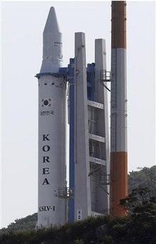 Tên lửa không gian Hàn Quốc nổ tung trong lần phóng thứ hai - 1