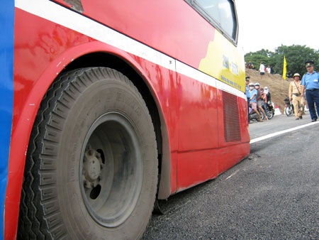 Ngày đầu thông cầu phao Đuống - ô tô mắc cạn, ùn tắc kéo dài - 4