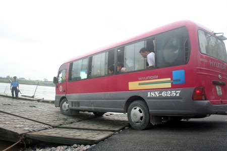 Ngày đầu thông cầu phao Đuống - ô tô mắc cạn, ùn tắc kéo dài - 6