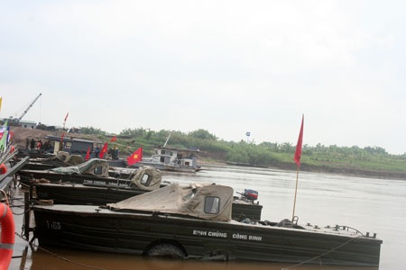 Ngày đầu thông cầu phao Đuống - ô tô mắc cạn, ùn tắc kéo dài - 9