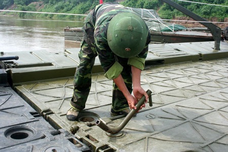 Ngày đầu thông cầu phao Đuống - ô tô mắc cạn, ùn tắc kéo dài - 8