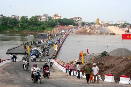 Ngày đầu thông cầu phao Đuống - ô tô mắc cạn, ùn tắc kéo dài - 2