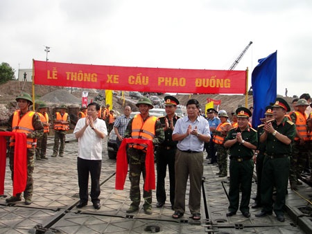 Ngày đầu thông cầu phao Đuống - ô tô mắc cạn, ùn tắc kéo dài - 1