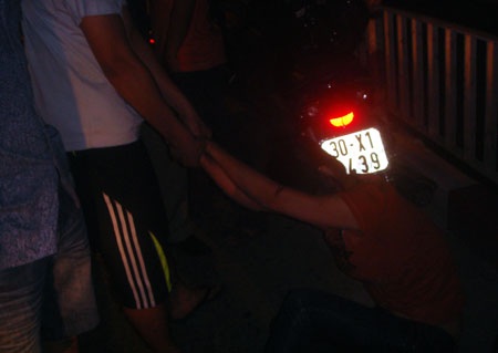 Cứu thoát một phụ nữ định nhảy cầu Chương Dương - 1 Cứu thoát một phụ nữ định nhảy cầu Chương Dương - 1